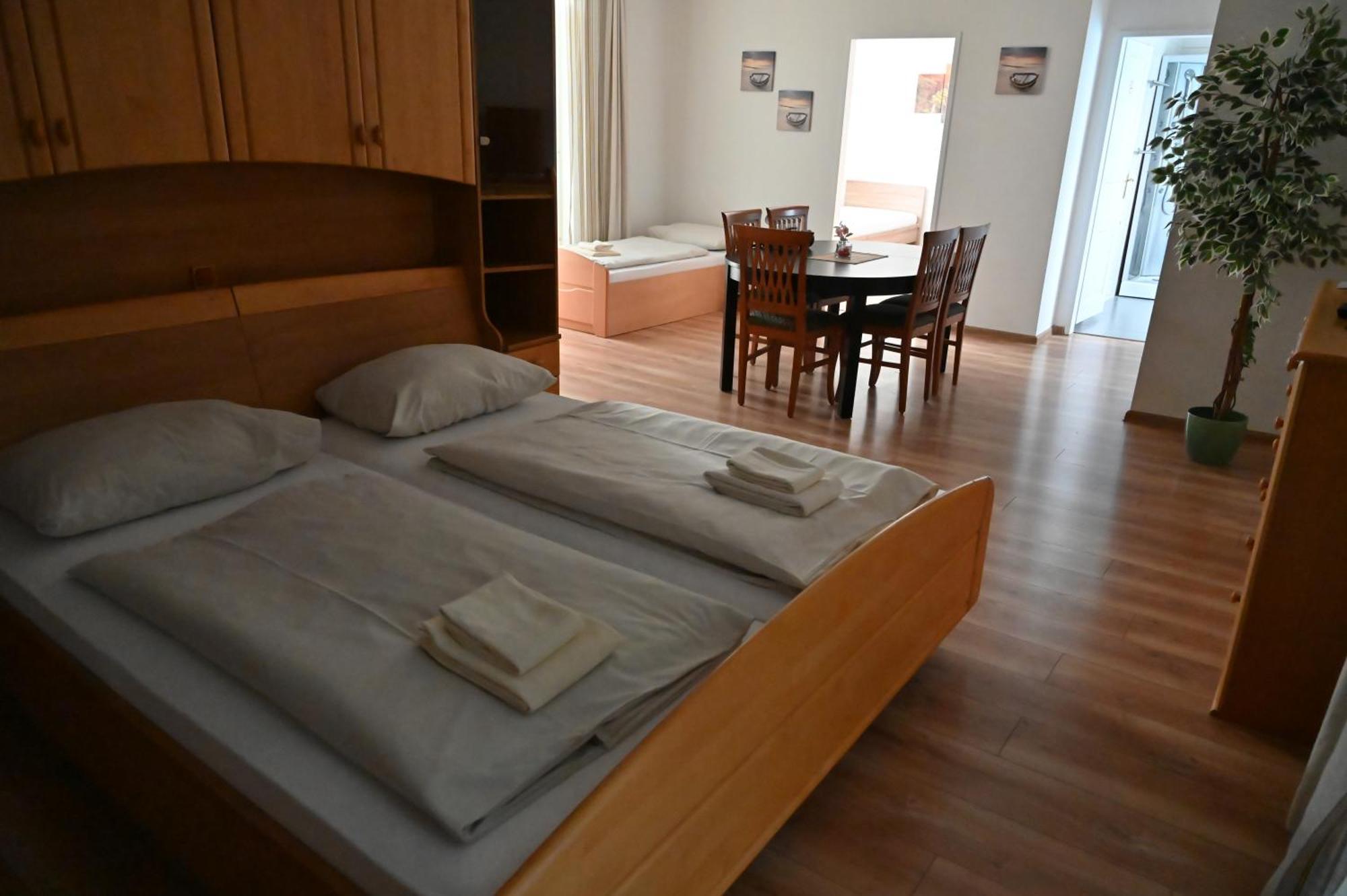 Pension Haus Nova Wiener Neustadt Luaran gambar