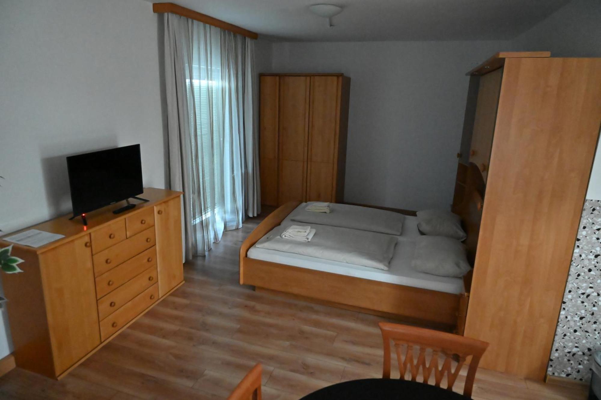 Pension Haus Nova Wiener Neustadt Luaran gambar