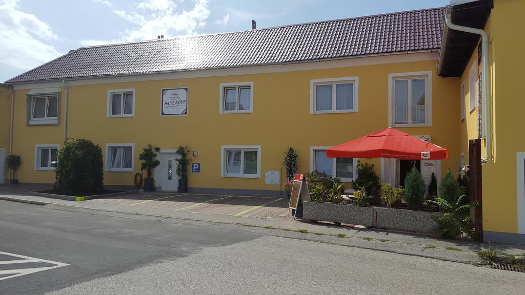 Pension Haus Nova Wiener Neustadt Luaran gambar